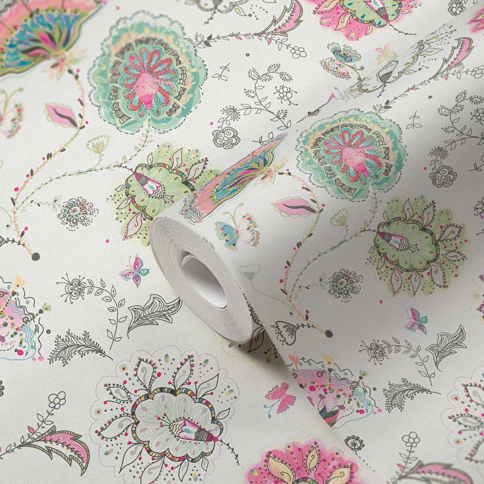 Ziedu tapetes krēmkrāsas, zaļos un rozā toņos ar spilgtu rakstu - kombinācija ar mebelēm