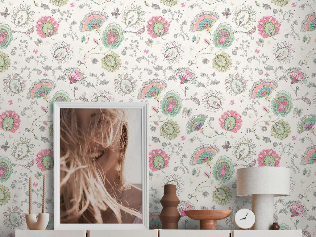 Ziedu tapetes krēmkrāsas, zaļos un rozā toņos ar spilgtu rakstu - vizualizācija interjerā