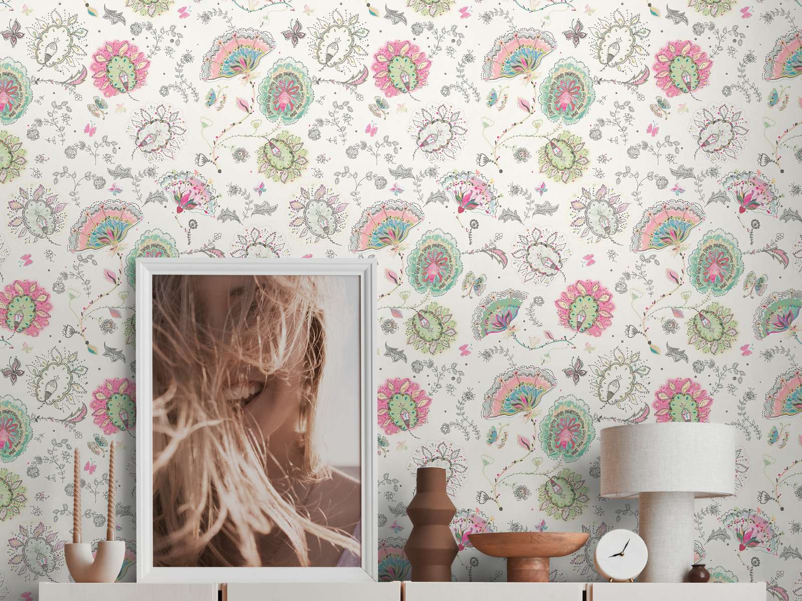 Ziedu tapetes krēmkrāsas, zaļos un rozā toņos ar spilgtu rakstu - vizualizācija interjerā
