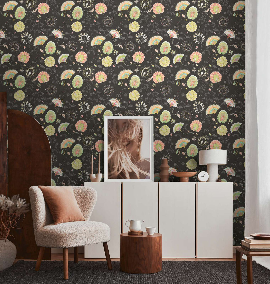 Tapetes ar melni zaļu ziedu dizainu spilgtās krāsās - istabas interjerā