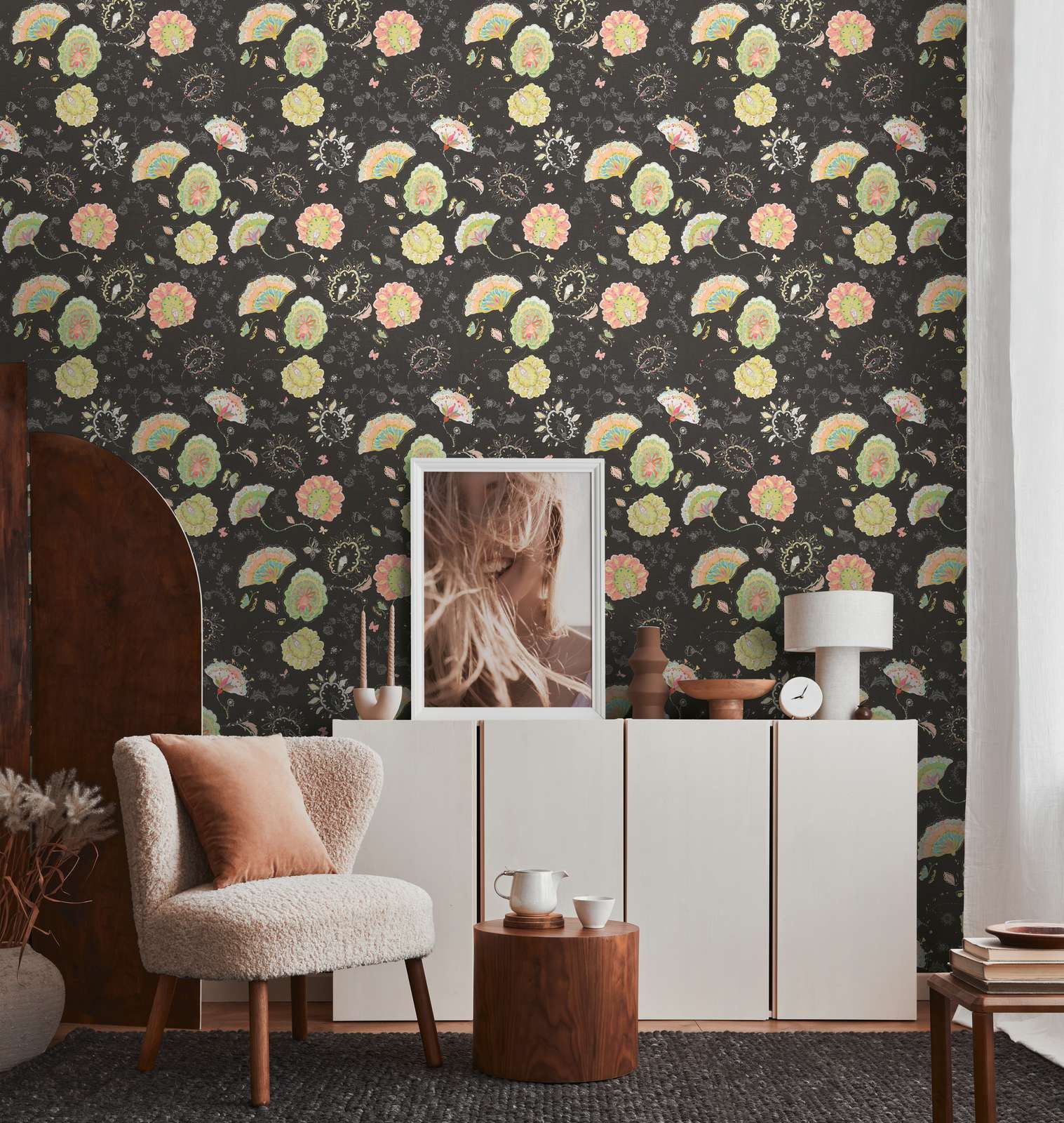 Tapetes ar melni zaļu ziedu dizainu spilgtās krāsās - istabas interjerā