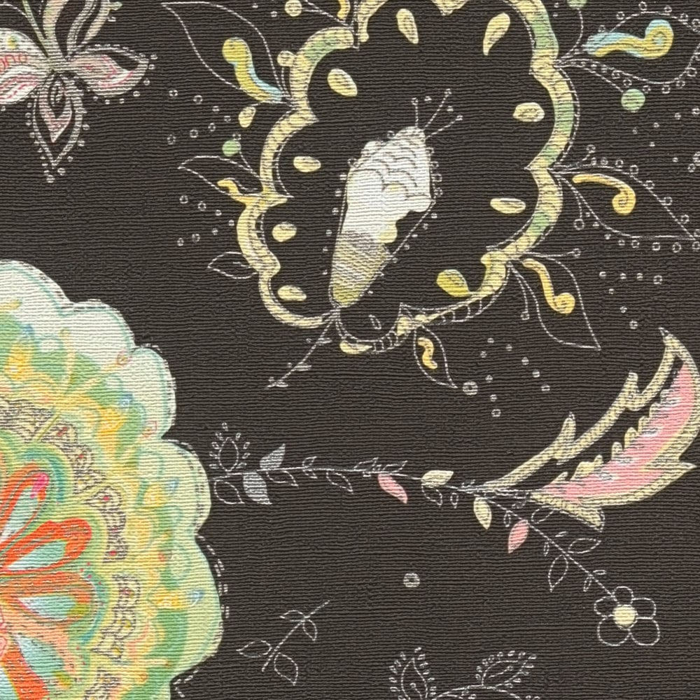 Tapetes ar melni zaļu ziedu dizainu spilgtās krāsās - kombinācija ar mebelēm