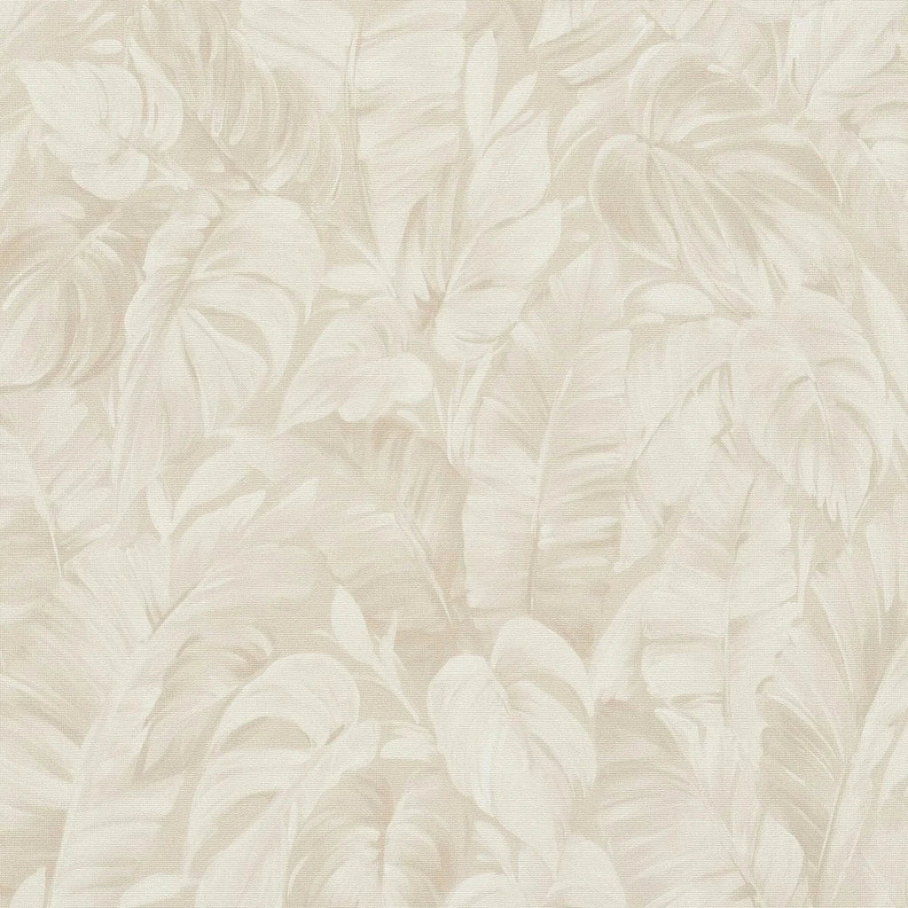 Krēmkrāsas tapetes ar zīmētām tropiskām lapām un tekstila faktūru – Erismann interjers  