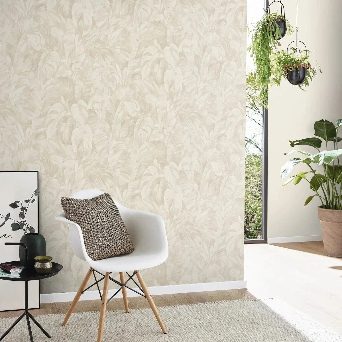 Krēmkrāsas tapetes ar zīmētām tropiskām lapām un tekstila faktūru – Erismann interjers  