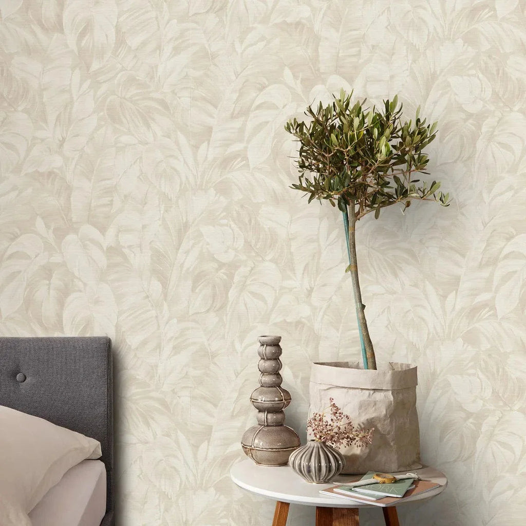 Krēmkrāsas tapetes ar zīmētām tropiskām lapām un tekstila faktūru – Erismann interjers  