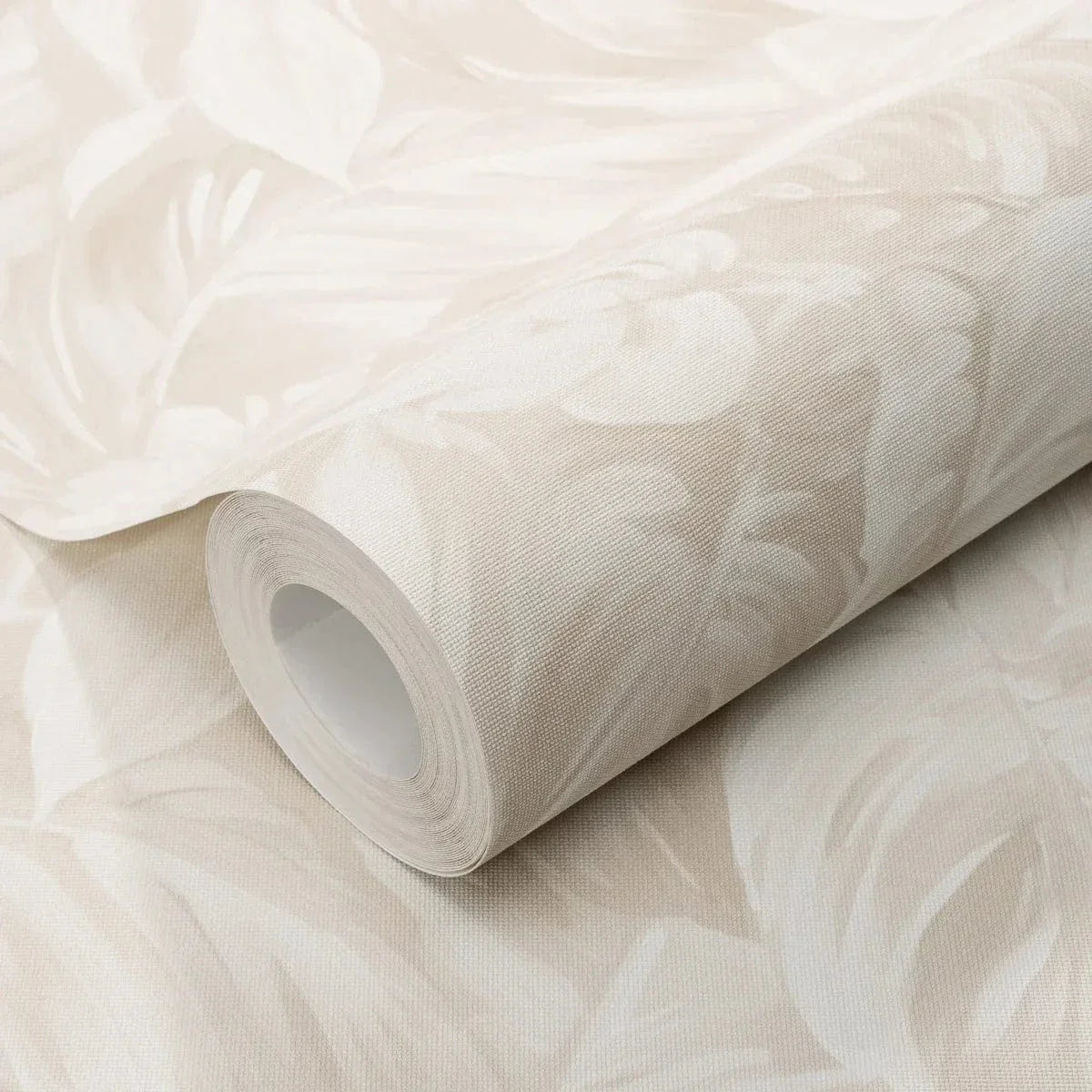 Krēmkrāsas tapetes ar zīmētām tropiskām lapām un tekstila faktūru – Erismann interjers  