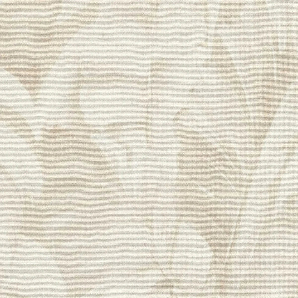 Krēmkrāsas tapetes ar zīmētām tropiskām lapām un tekstila faktūru – Erismann interjers  