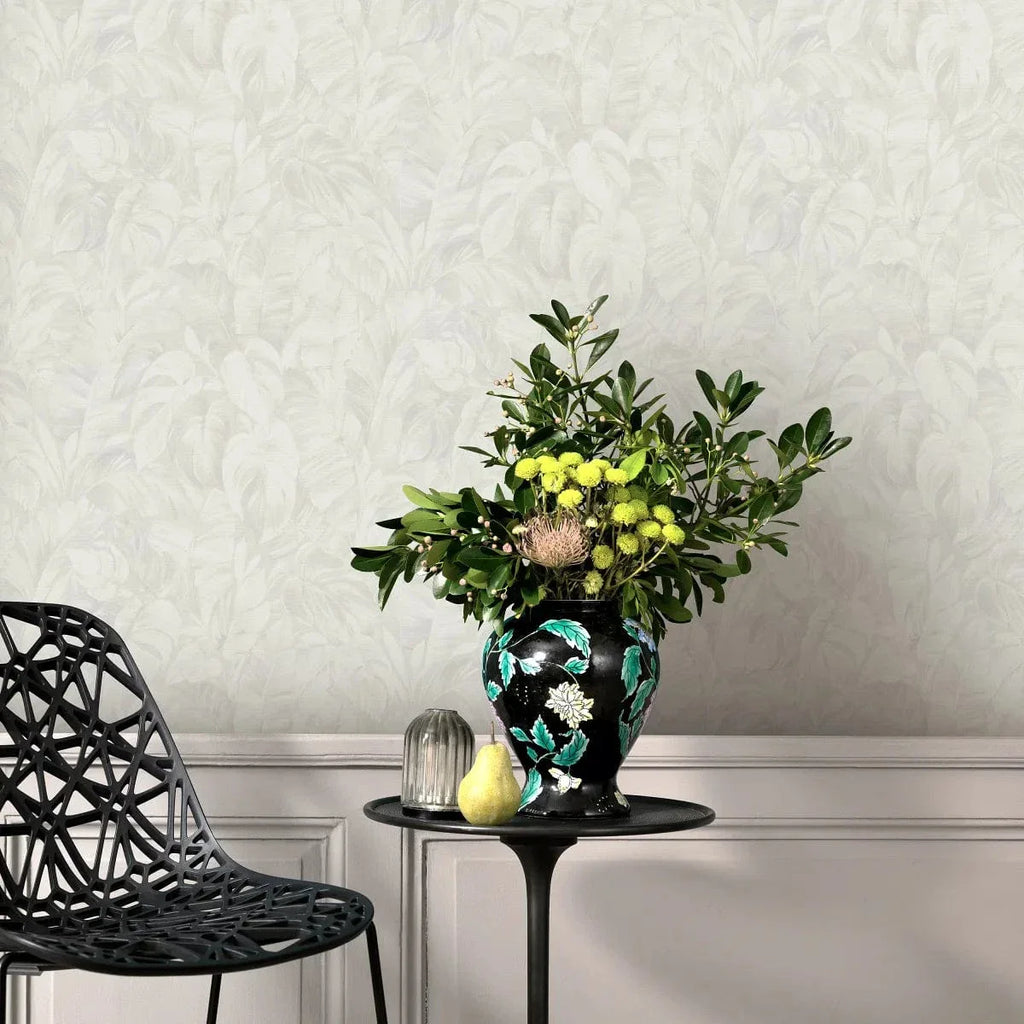 Gaiši pelēkas tapetes ar tropisko lapu dizainu – interjera piemērs no Erismann  