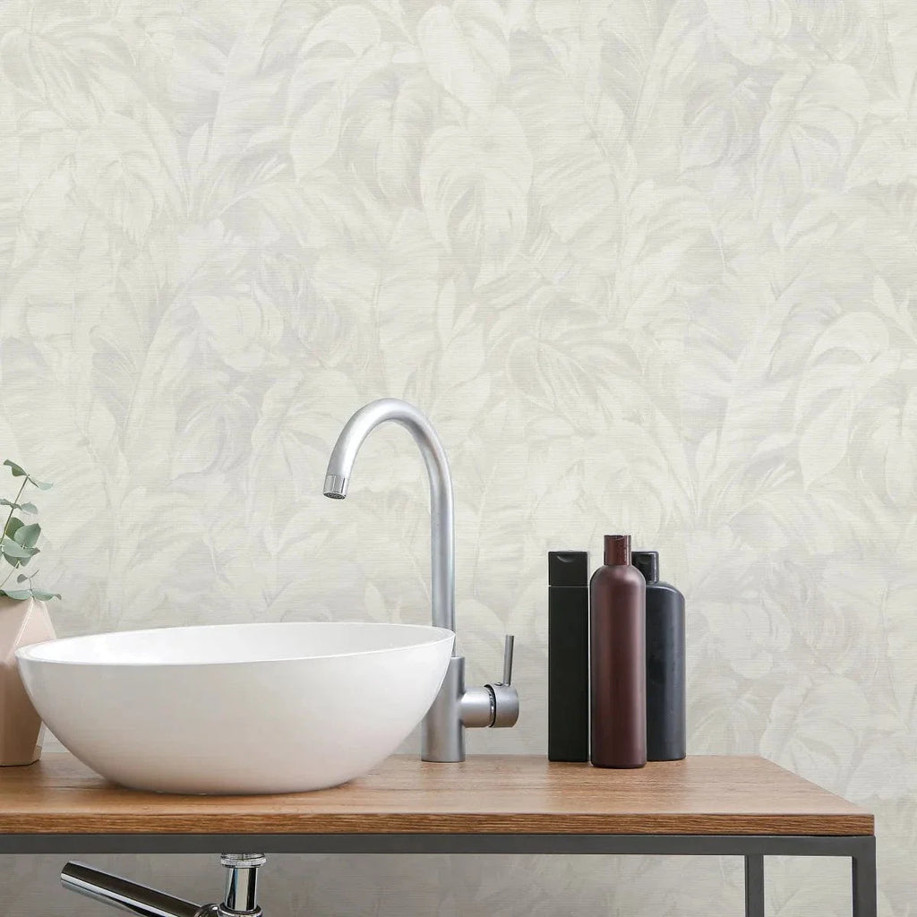 Gaiši pelēkas tapetes ar tropisko lapu dizainu – interjera piemērs no Erismann  