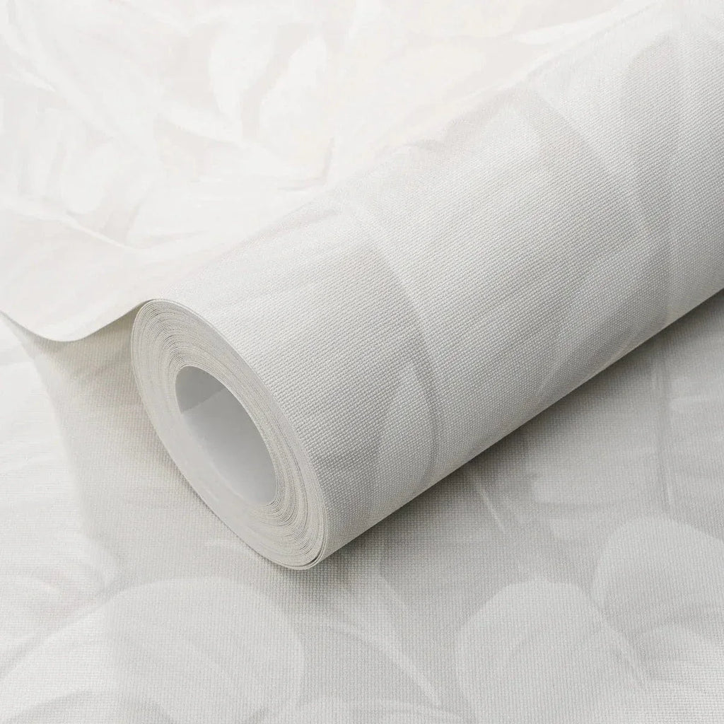 Gaiši pelēkas tapetes ar tropisko lapu dizainu – interjera piemērs no Erismann  