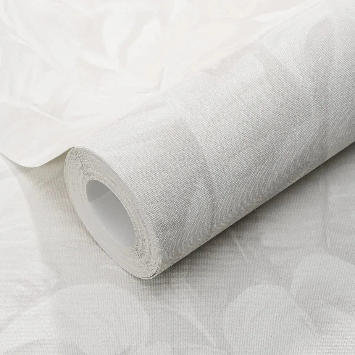 Gaiši pelēkas tapetes ar tropisko lapu dizainu – interjera piemērs no Erismann  