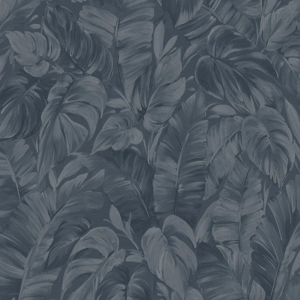 Melnas tapetes ar tropu lapu rakstu un tekstila faktūru interjerā – Erismann dizains  