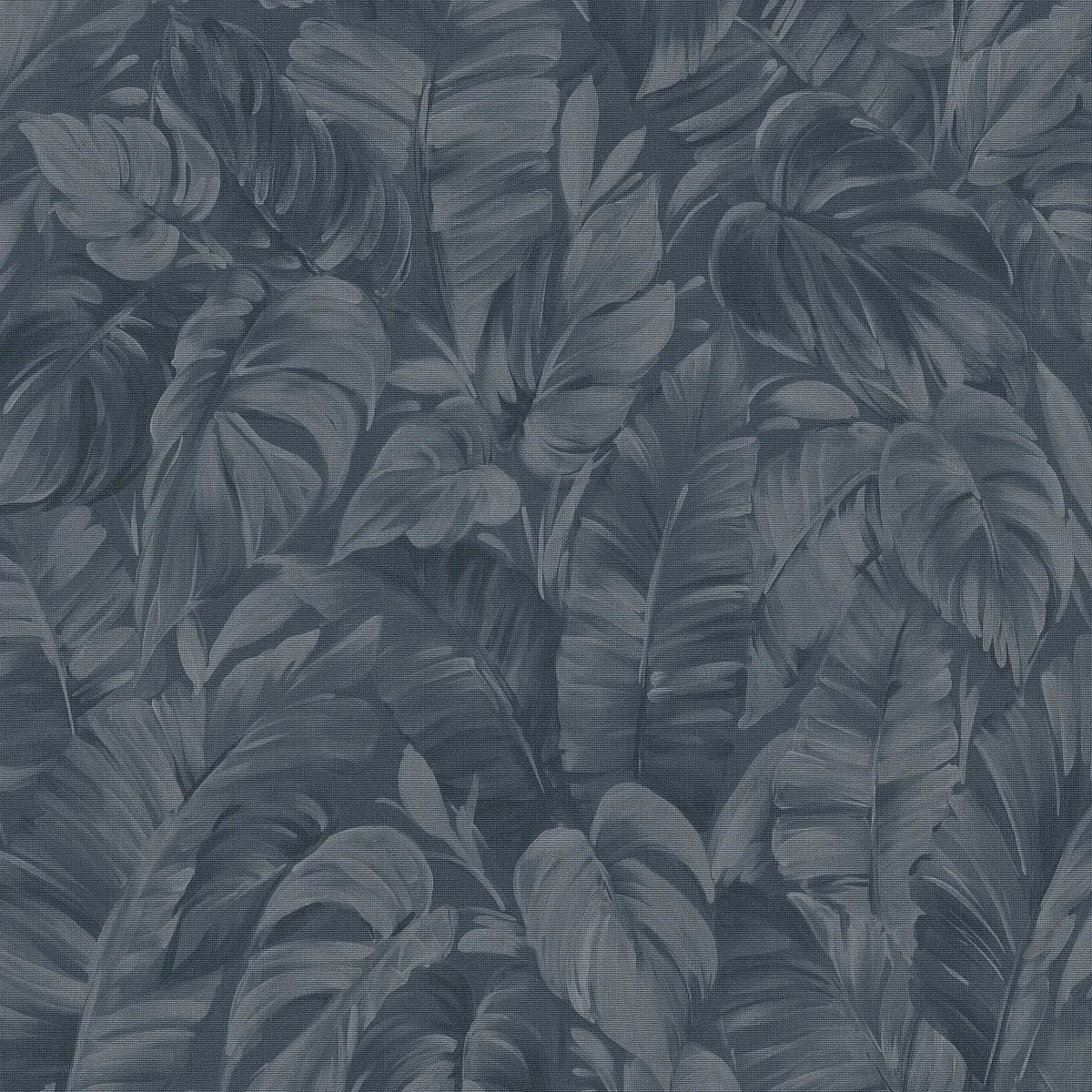 Melnas tapetes ar tropu lapu rakstu un tekstila faktūru interjerā – Erismann dizains  