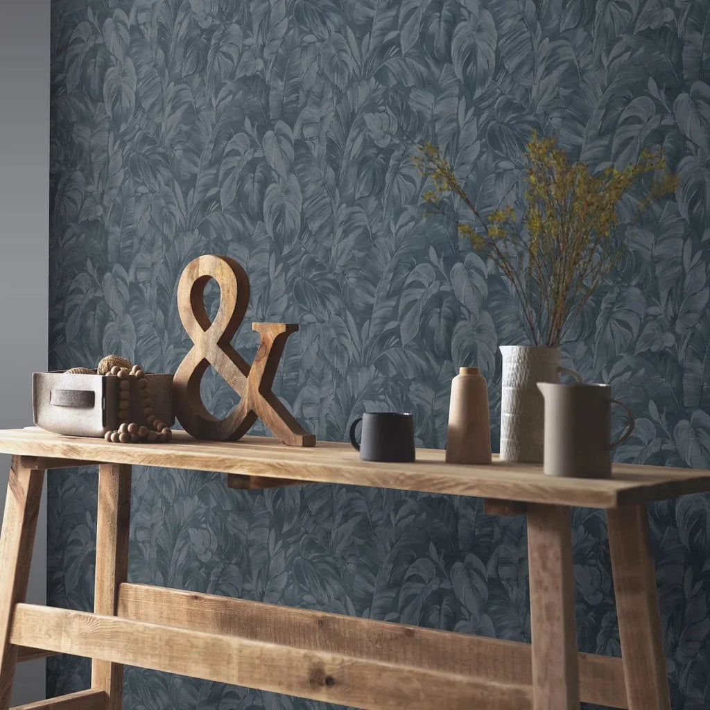 Melnas tapetes ar tropu lapu rakstu un tekstila faktūru interjerā – Erismann dizains  