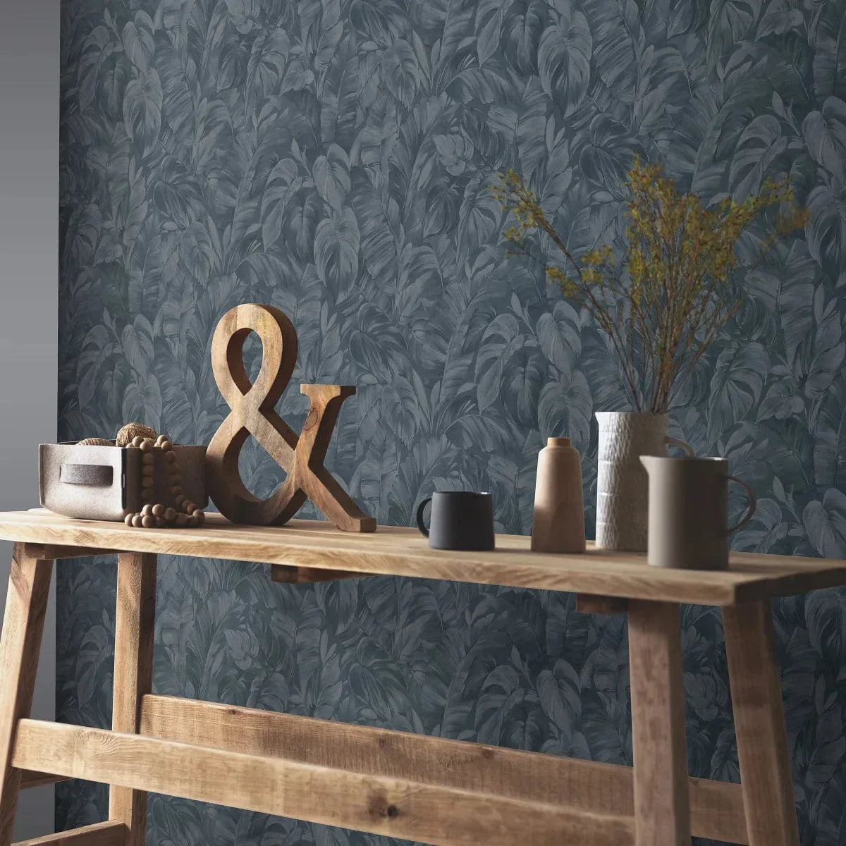 Melnas tapetes ar tropu lapu rakstu un tekstila faktūru interjerā – Erismann dizains  