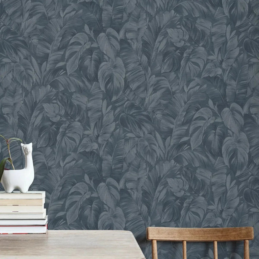 Melnas tapetes ar tropu lapu rakstu un tekstila faktūru interjerā – Erismann dizains  