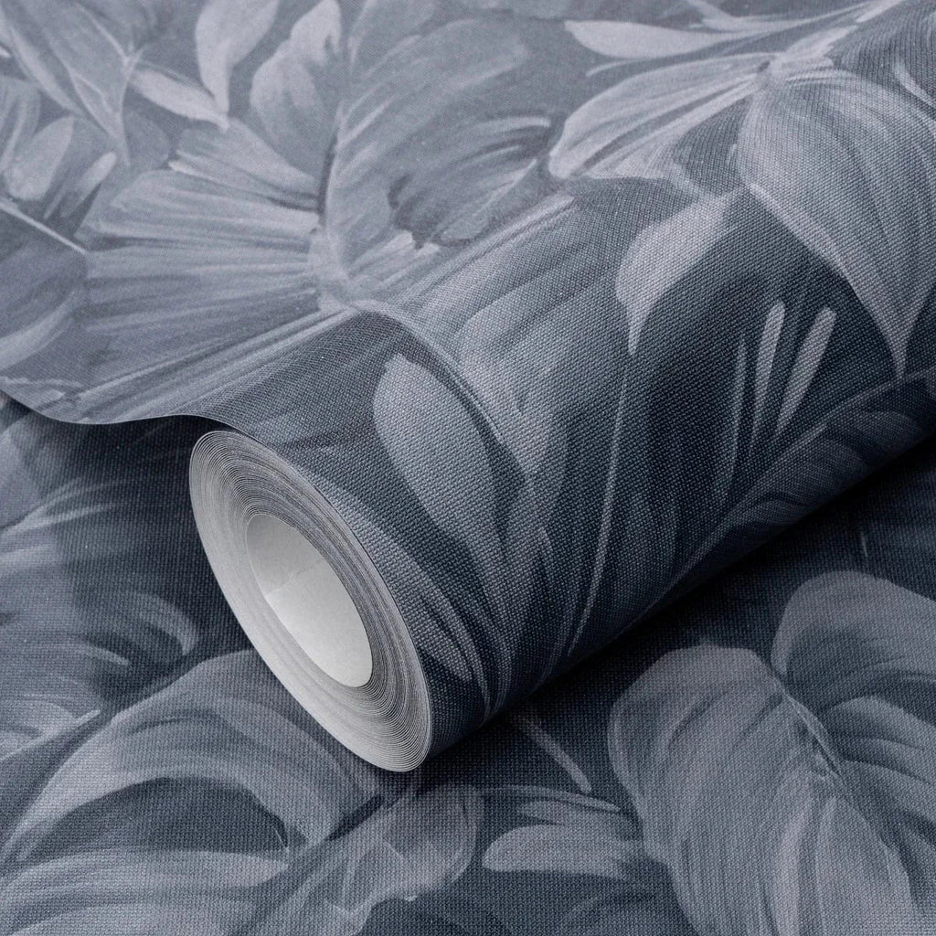 Melnas tapetes ar tropu lapu rakstu un tekstila faktūru interjerā – Erismann dizains  