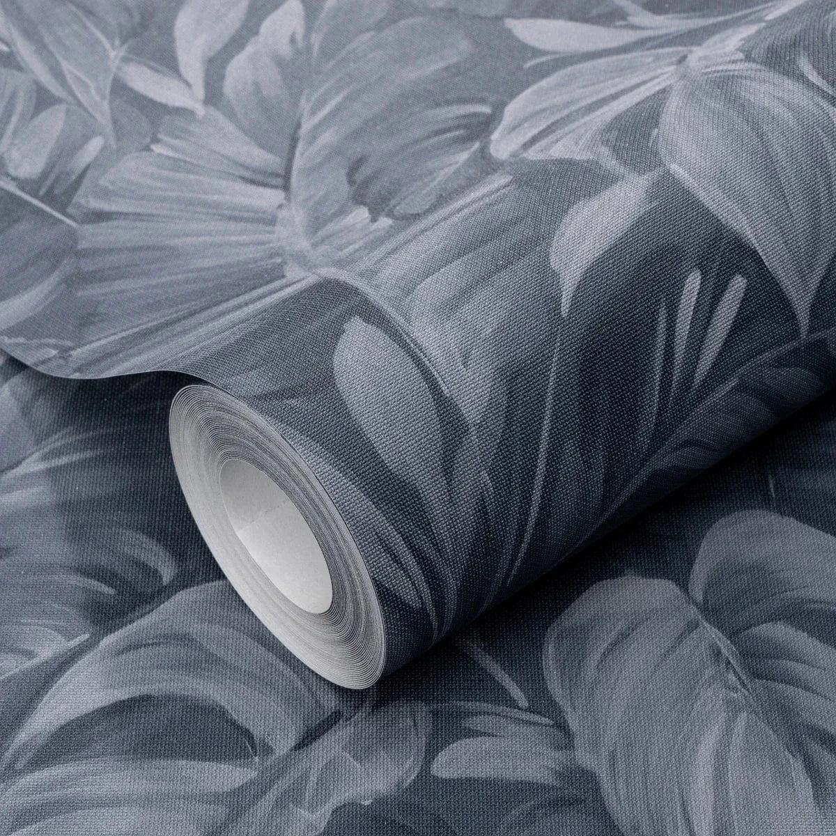 Melnas tapetes ar tropu lapu rakstu un tekstila faktūru interjerā – Erismann dizains  