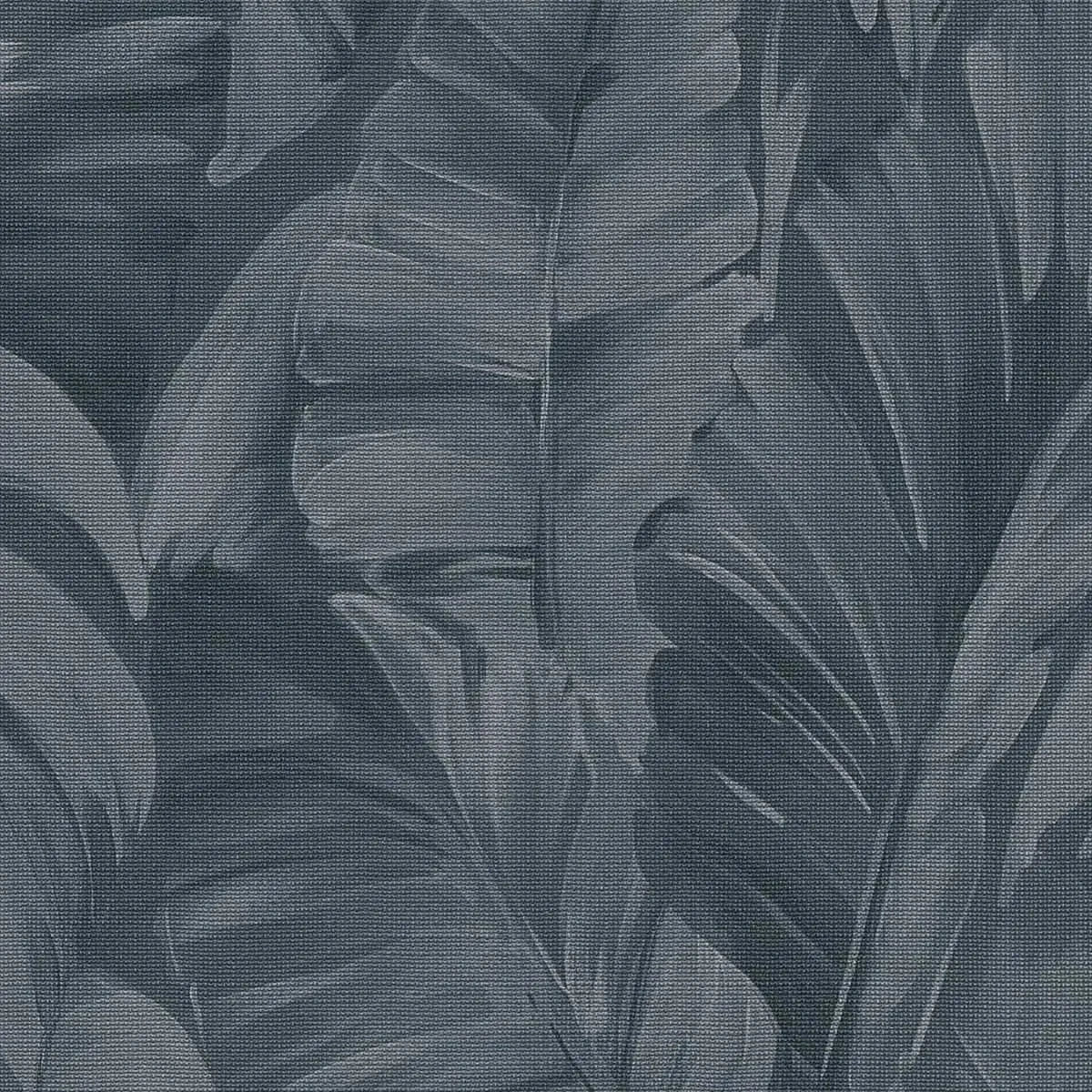 Melnas tapetes ar tropu lapu rakstu un tekstila faktūru interjerā – Erismann dizains  