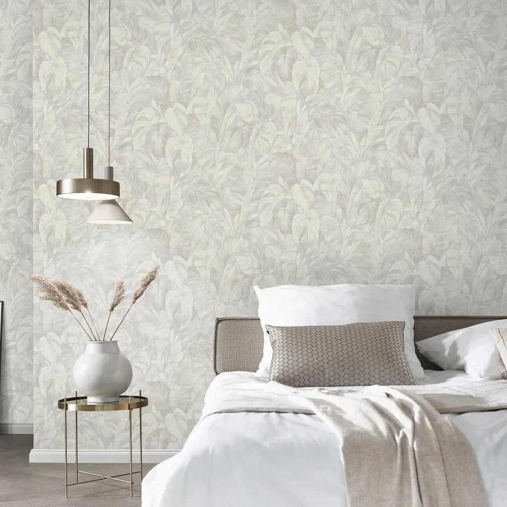 Pelēkas tropiskās tapetes ar tekstila efektu interjerā – iedvesma no Erismann  