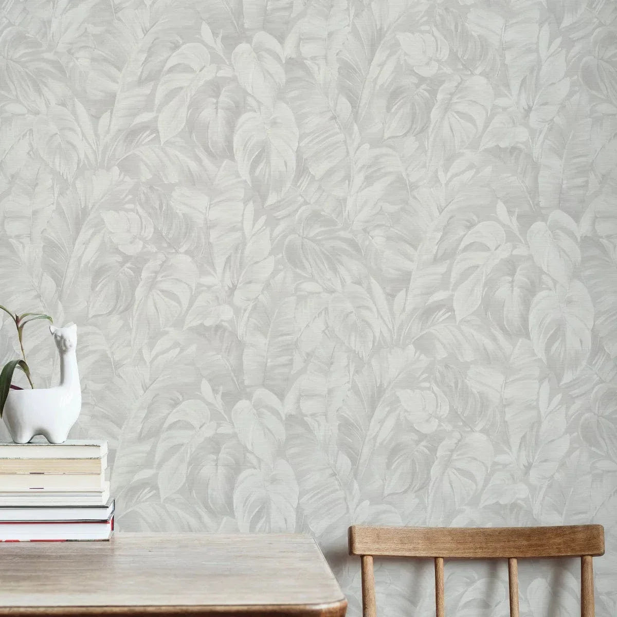 Pelēkas tropiskās tapetes ar tekstila efektu interjerā – iedvesma no Erismann  