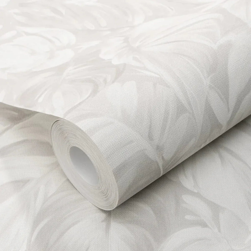 Pelēkas tropiskās tapetes ar tekstila efektu interjerā – iedvesma no Erismann  