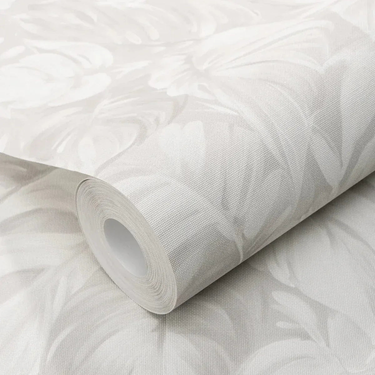 Pelēkas tropiskās tapetes ar tekstila efektu interjerā – iedvesma no Erismann  