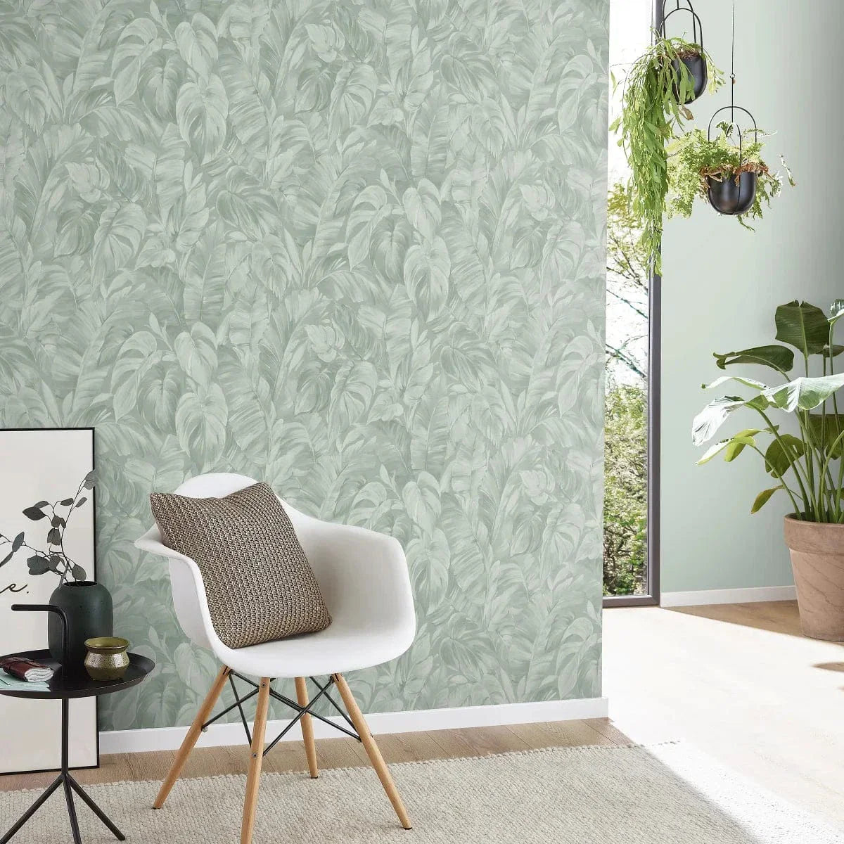Zaļas tropiskā stila tapetes ar tekstila efektu – Erismann interjera ideja  