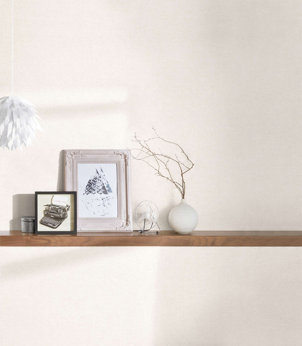 Balti/pelēkas tapetes ar strukturētu virsmu, matēts pārklājums- vizualizācija interjerā