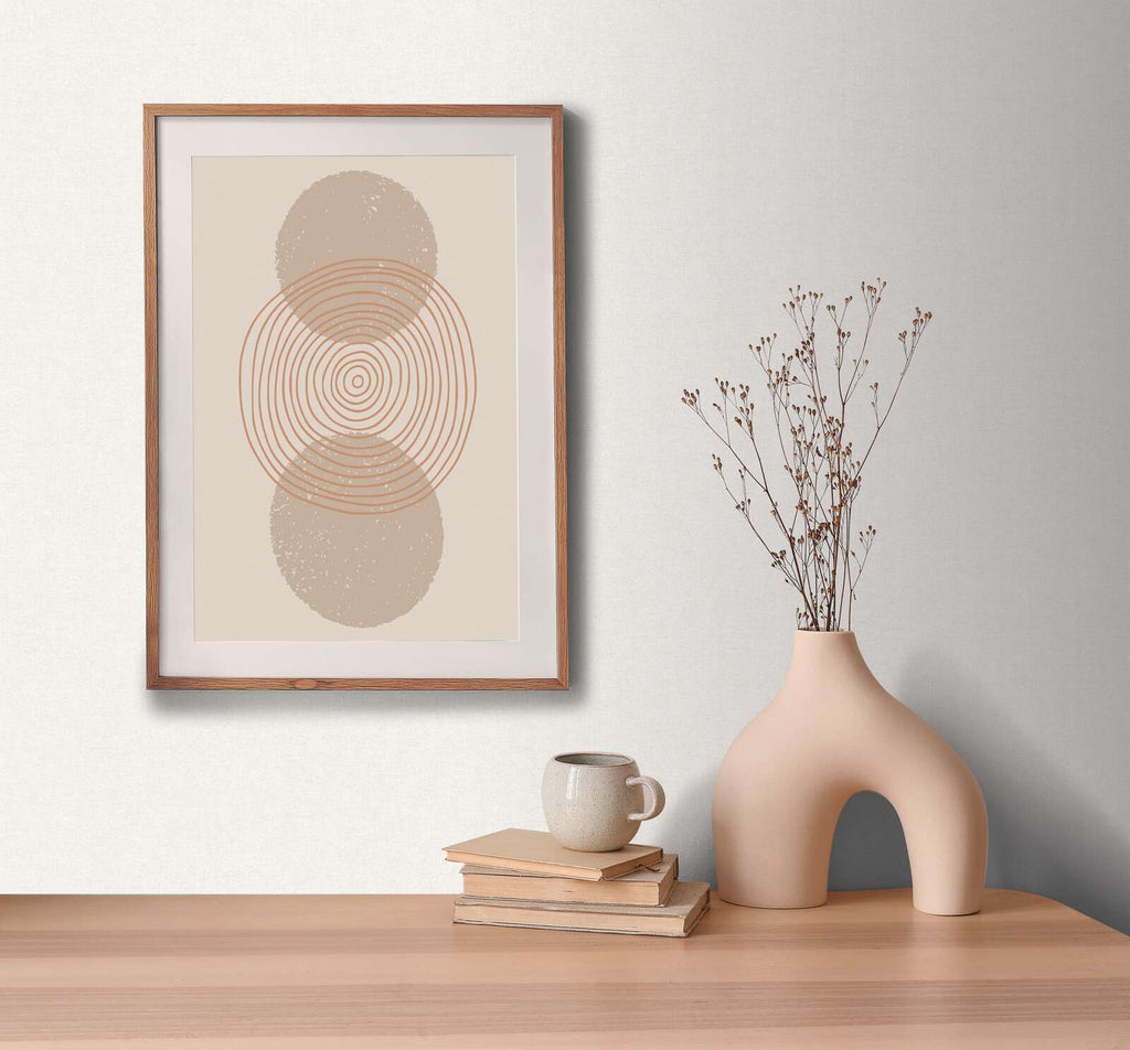 Balti/pelēkas tapetes ar strukturētu virsmu, matēts pārklājums- kombinācija ar mebelēm