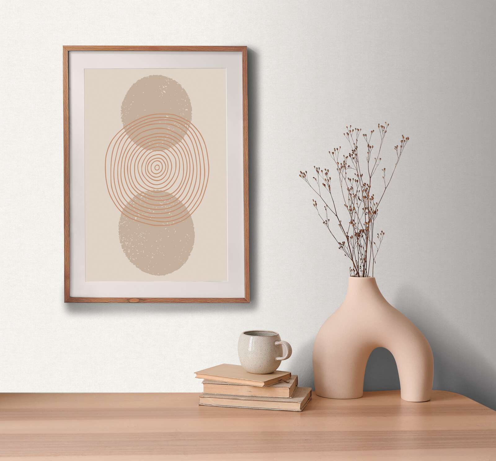 Balti/pelēkas tapetes ar strukturētu virsmu, matēts pārklājums- kombinācija ar mebelēm