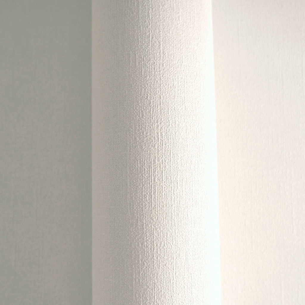 Balti/pelēkas tapetes ar strukturētu virsmu, matēts pārklājums- istabas interjerā