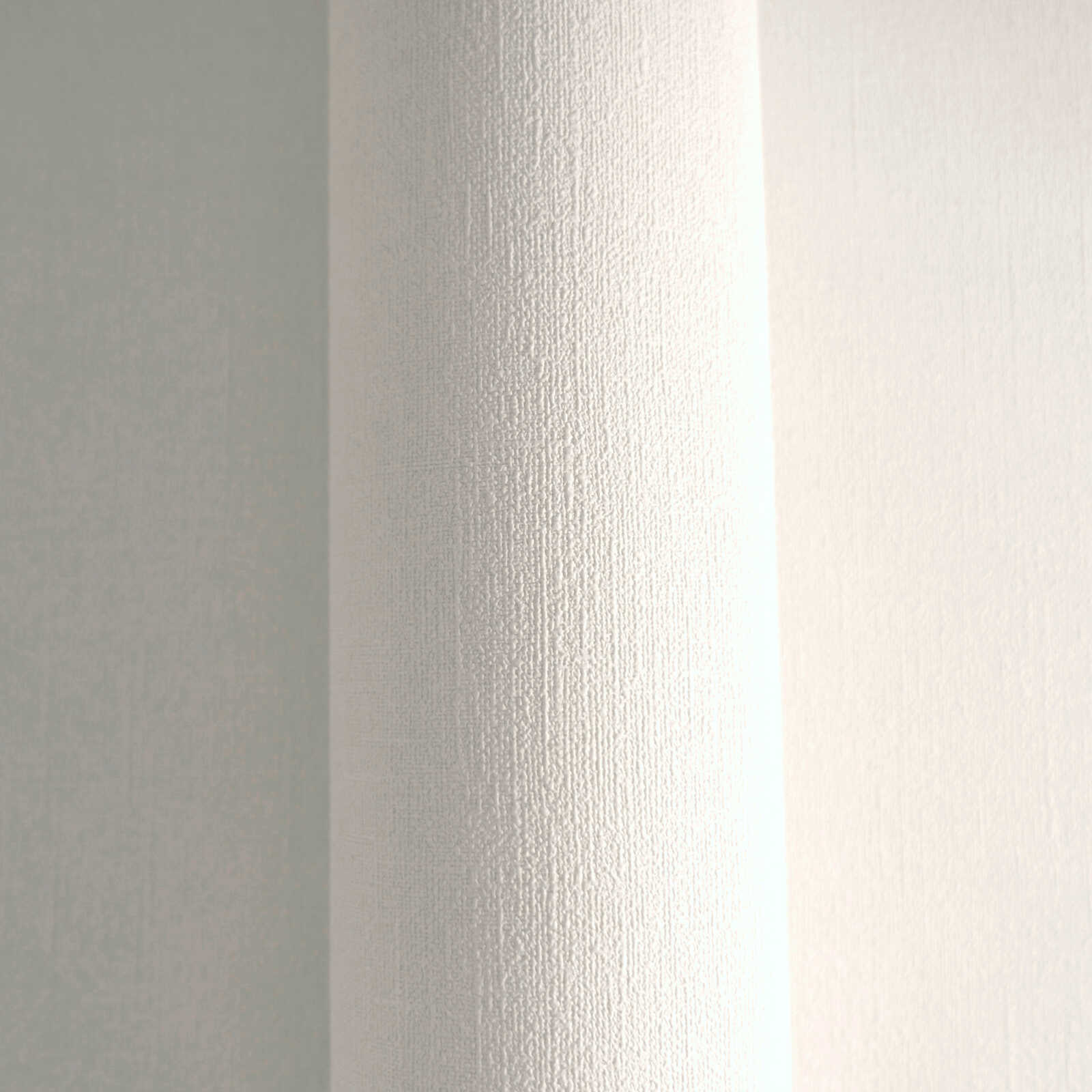 Balti/pelēkas tapetes ar strukturētu virsmu, matēts pārklājums- istabas interjerā