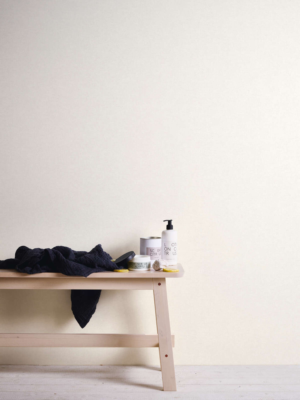 Balti/pelēkas tapetes ar strukturētu virsmu, matēts pārklājums- viesistabas interjerā