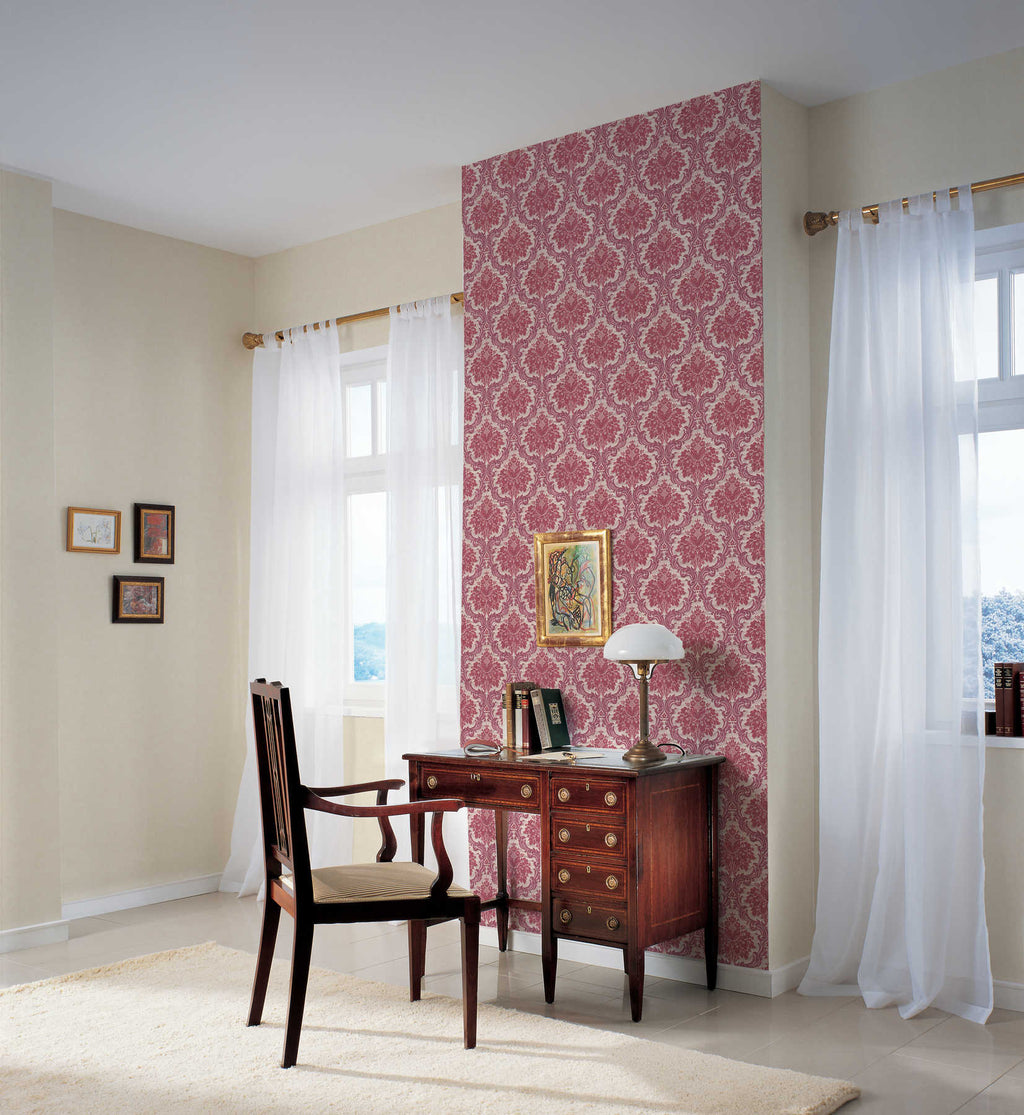 Bēšas strukturētas tapetes ar matētu virsmu - kombinācija ar mebelēm