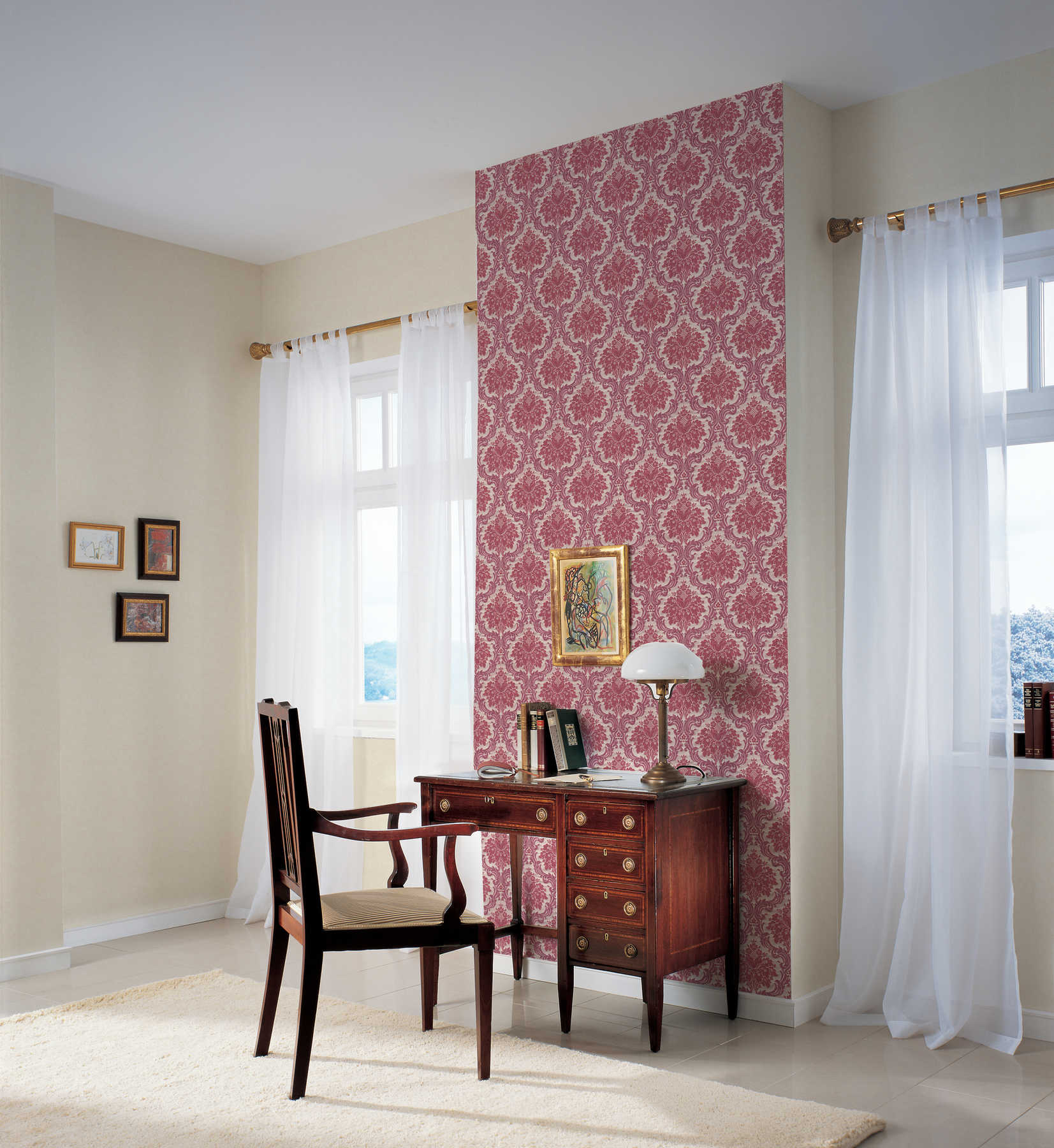 Bēšas strukturētas tapetes ar matētu virsmu - kombinācija ar mebelēm