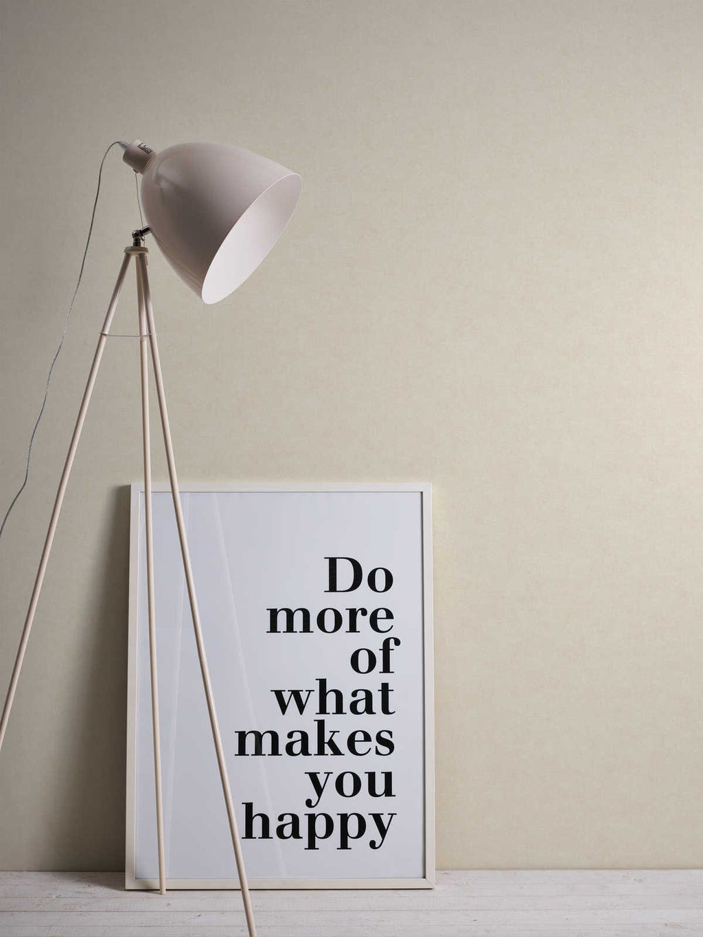 Bēšas strukturētas tapetes ar matētu virsmu - viesistabas interjerā