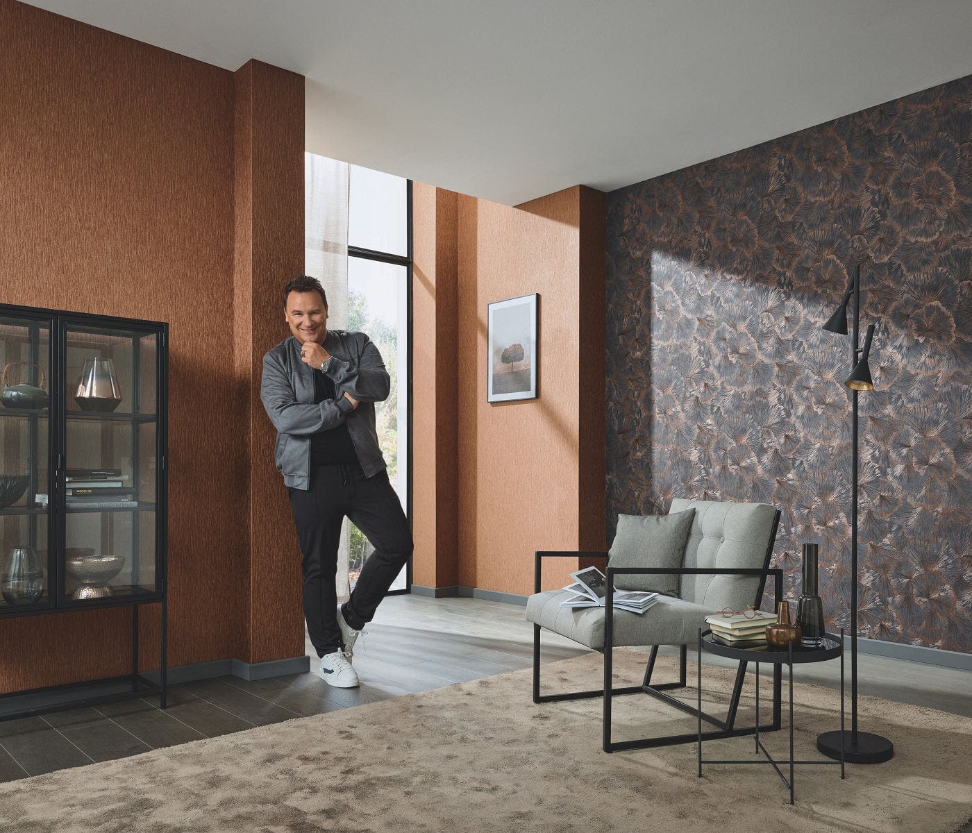 Bronzas un melnas toņu tapetes ar izsmalcinātu lapu rakstu, stilīgām telpām, 3752043, skats interjerā 3