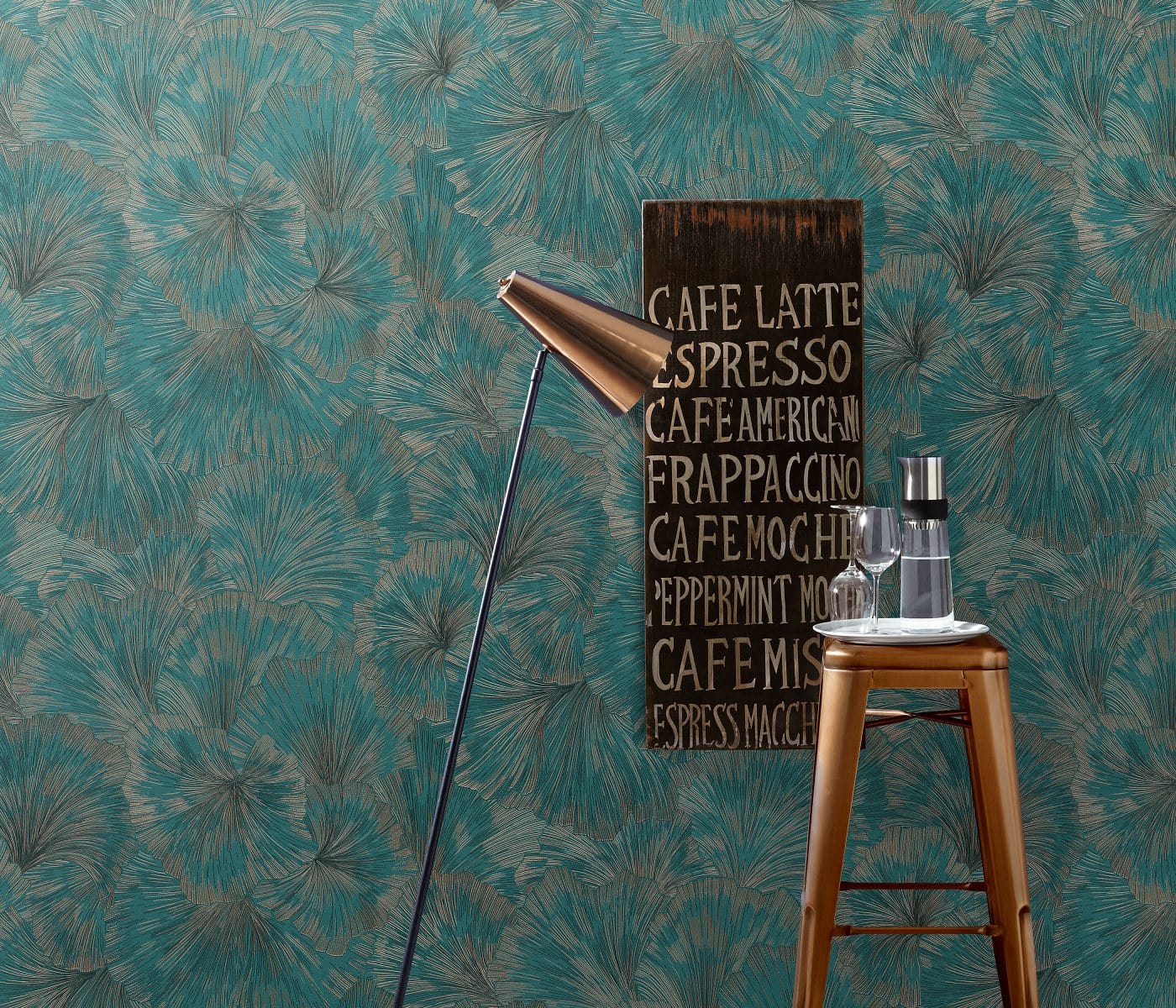 Zaļas un zelta toņu tapetes ar smalku lapu rakstu, ideālas eksotiskam interjeram, 3752007, skats interjerā 2