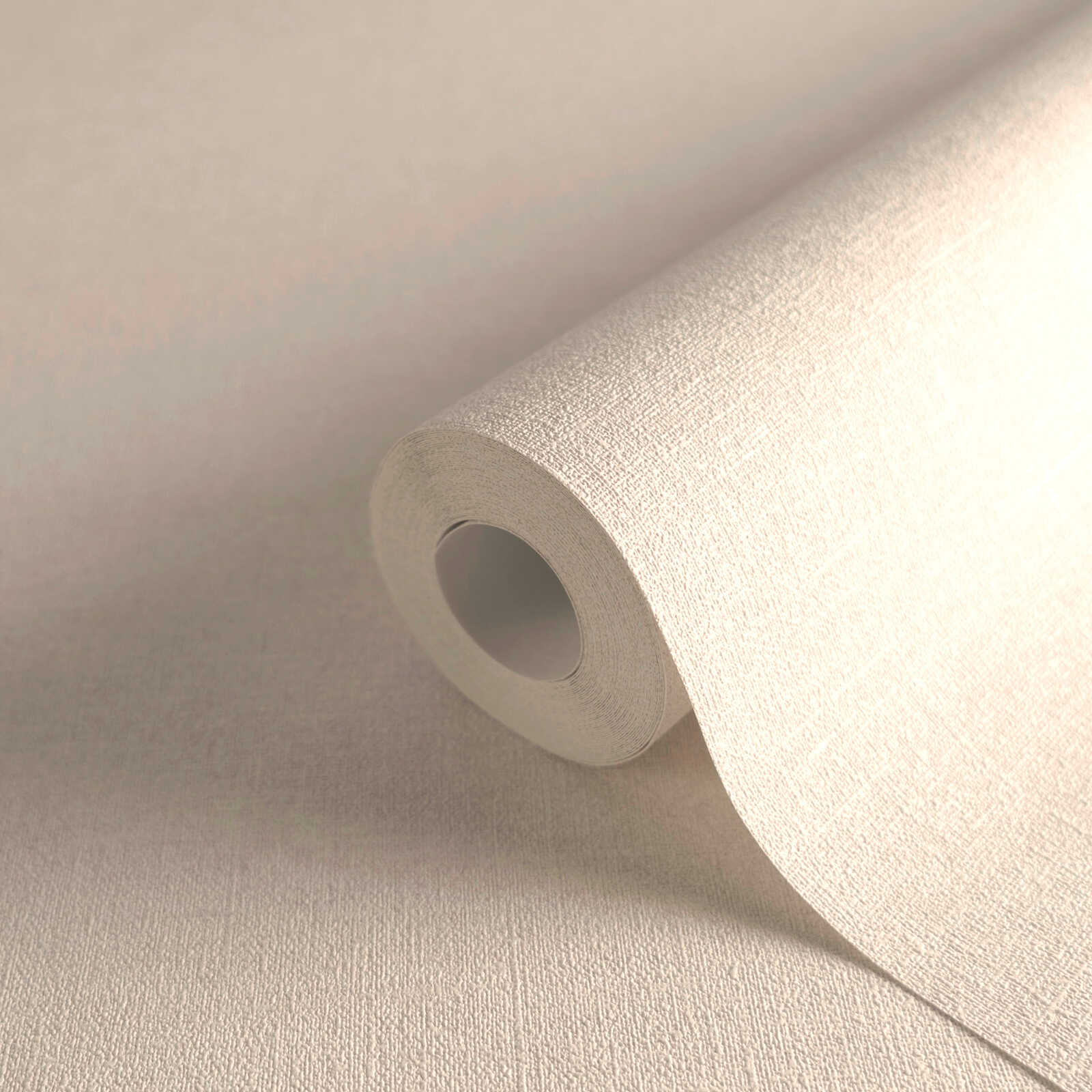 Gaiši krēmkrāsas tapetes ar strukturētu rakstu un matētu efektu - idejas interjerām