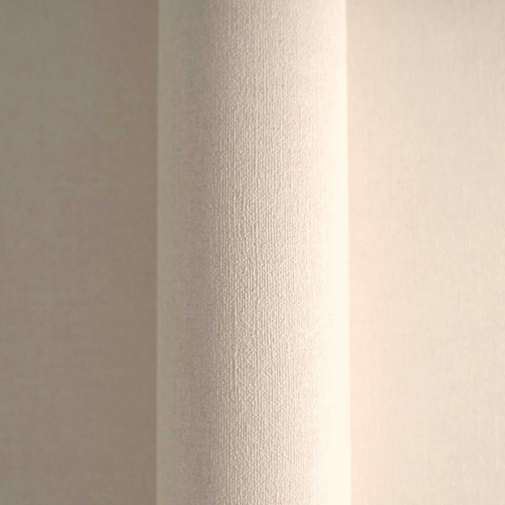 Gaiši krēmkrāsas tapetes ar strukturētu rakstu un matētu efektu - istabas interjerā