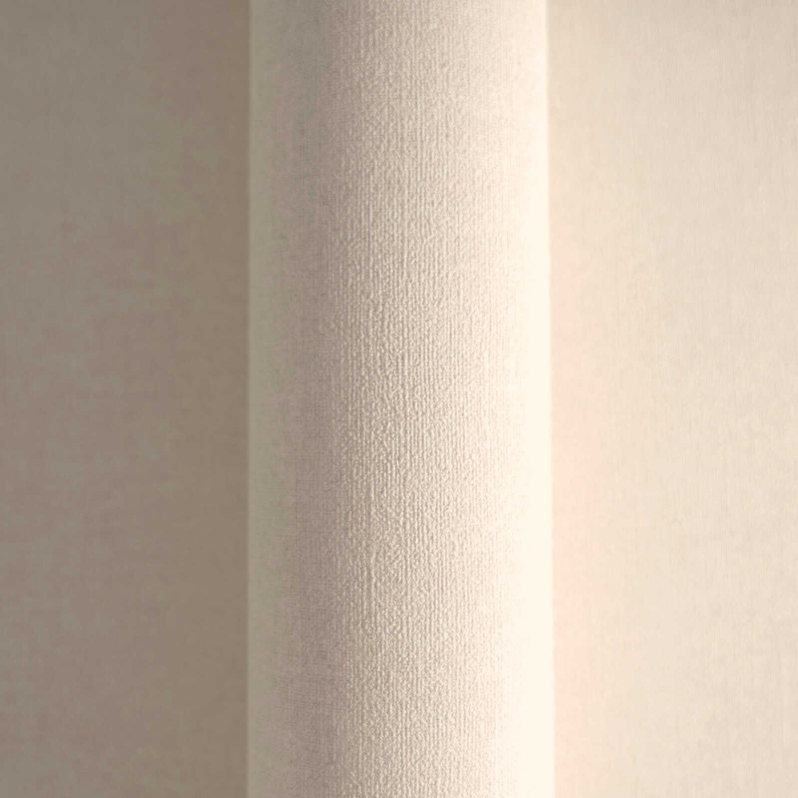 Gaiši krēmkrāsas tapetes ar strukturētu rakstu un matētu efektu - istabas interjerā