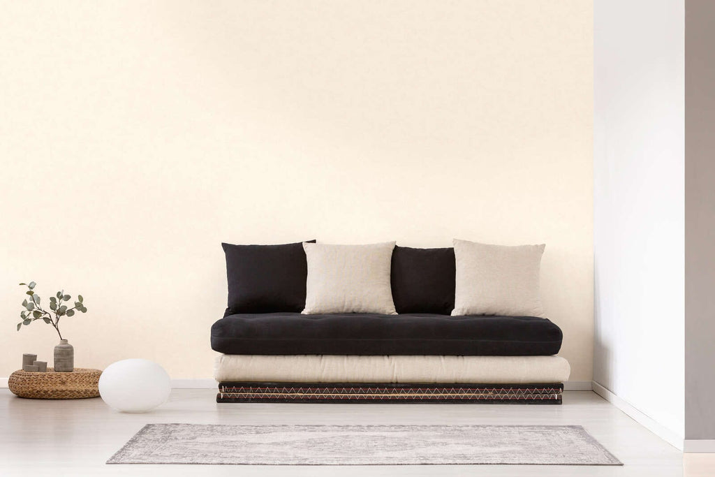 Gaiši krēmkrāsas tapetes ar strukturētu rakstu un matētu efektu - viesistabas interjerā