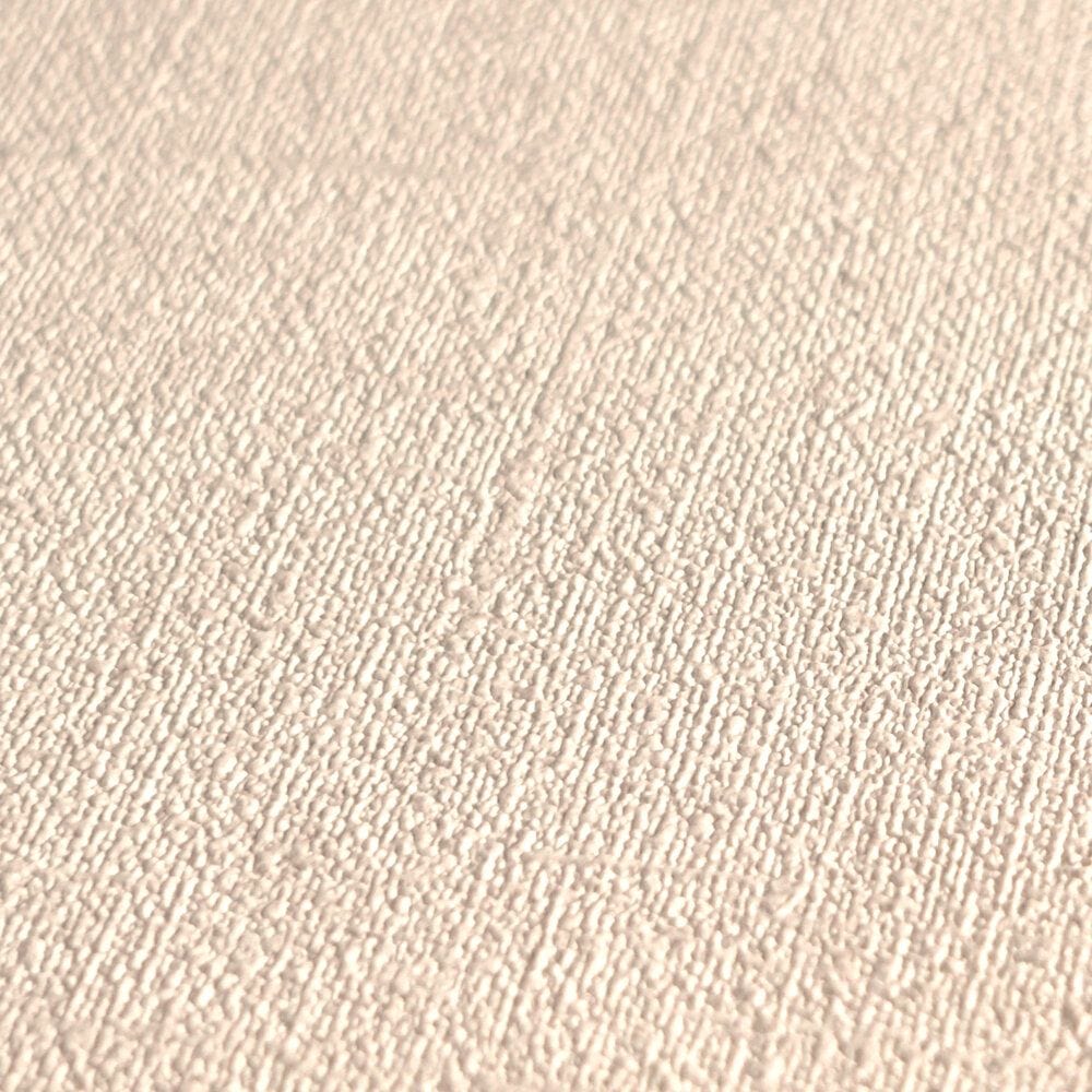 Gaiši krēmkrāsas tapetes ar strukturētu rakstu un matētu efektu - guļamistabas interjerā