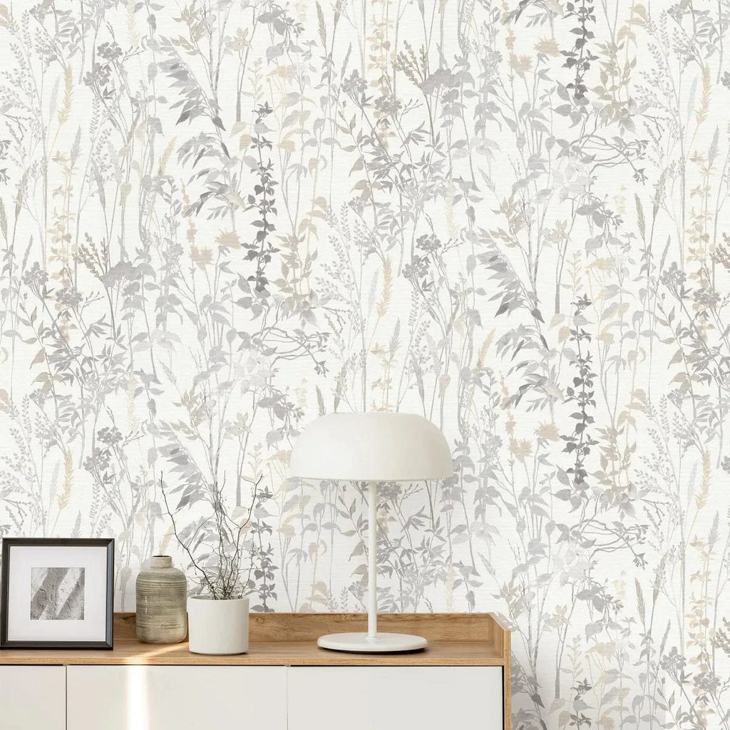 Gaišas lauku stila tapetes ar smalkām lapām un zāli – mūsdienīgs skats telpā  