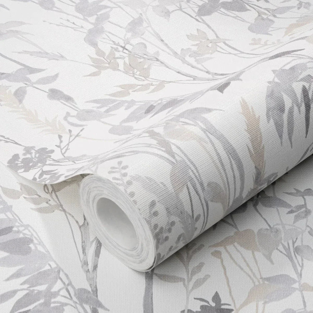 Gaišas lauku stila tapetes ar smalkām lapām un zāli – mūsdienīgs skats telpā  