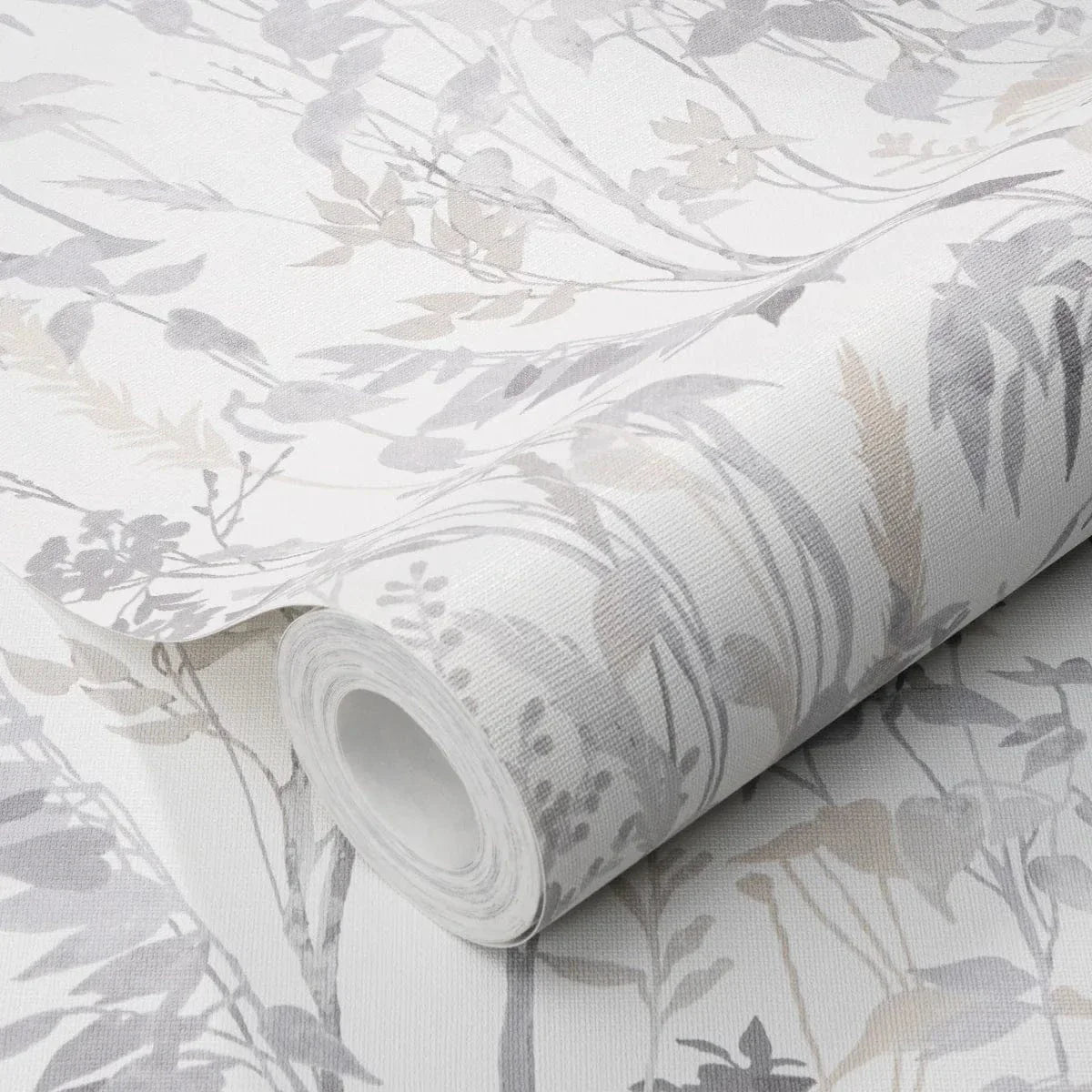 Gaišas lauku stila tapetes ar smalkām lapām un zāli – mūsdienīgs skats telpā  