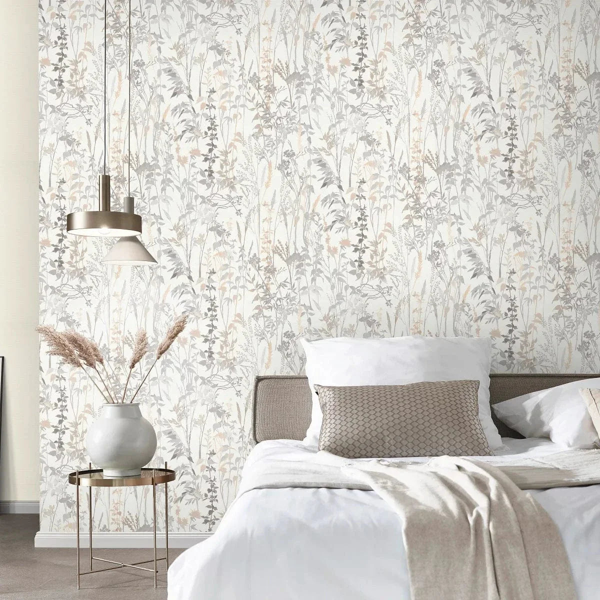 Gaišas lauku stila tapetes ar smalkām lapām un zāli – mūsdienīgs skats telpā  