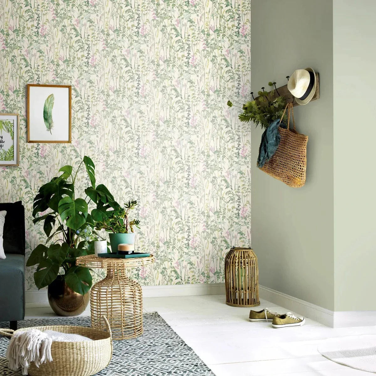 Lauku stila tapetes ar lapu un zāles rakstu krēmzaļā tonī – dabīgs interjera risinājums  