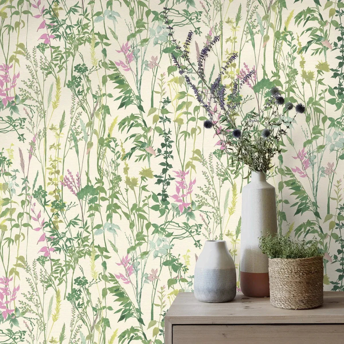 Lauku stila tapetes ar lapu un zāles rakstu krēmzaļā tonī – dabīgs interjera risinājums  